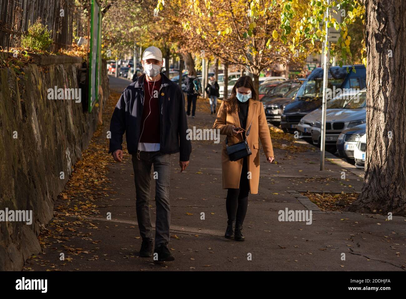 11-23-2020. Praga, Repubblica Ceca. Persone che camminano e parlano fuori durante il coronavirus (COVID-19) alla fermata della metropolitana Hradcanska a Praga 6. Uomo che cammina Foto Stock