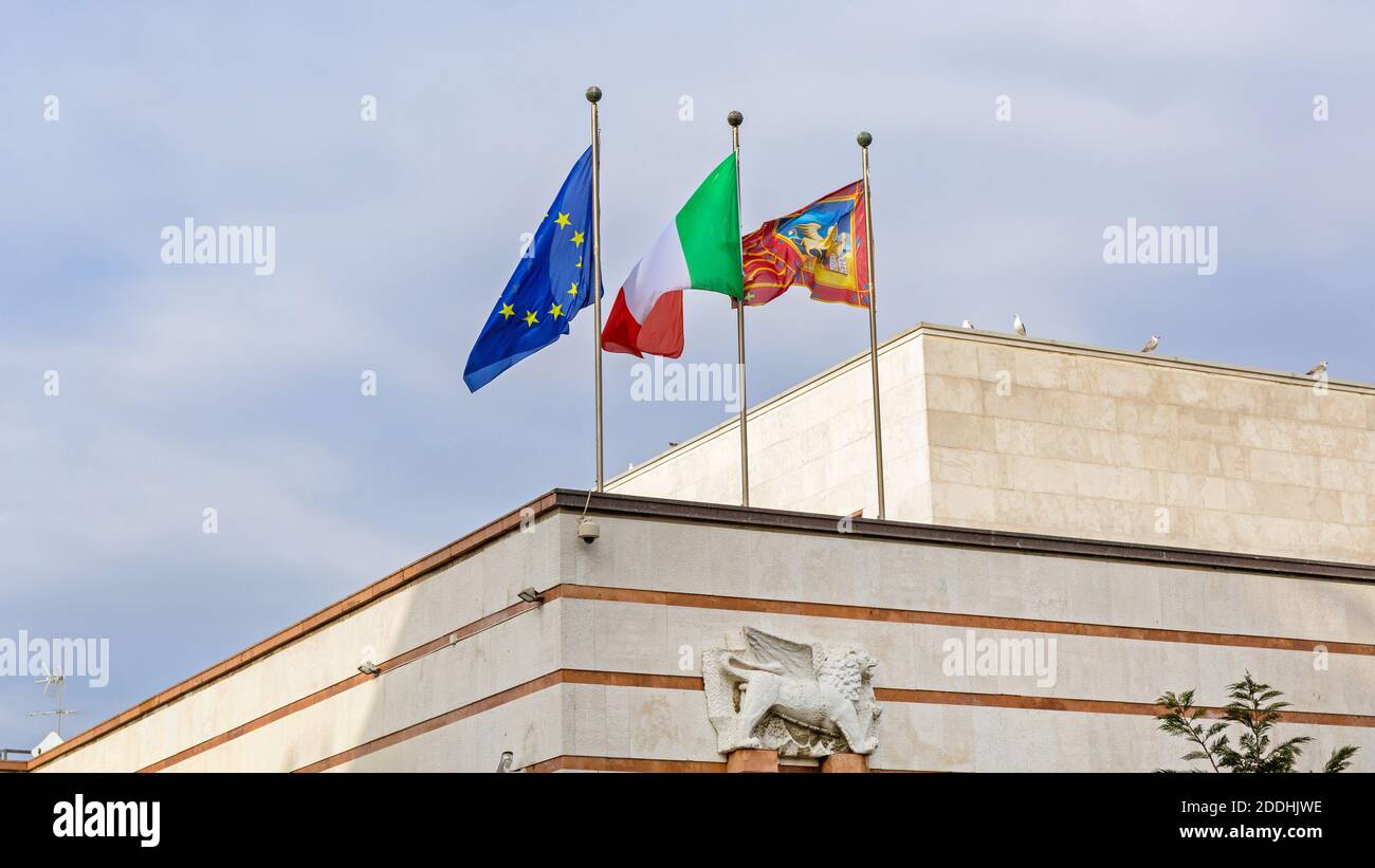 Venezia, Italia - 10 gennaio 2017: City Lion Bandiere italiane ed europee insieme a Venezia, Italia. Foto Stock