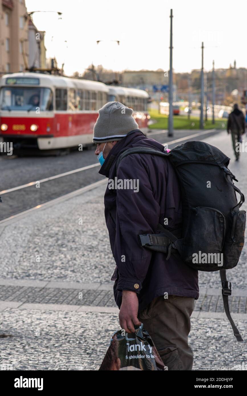 11-23-2020. Praga, Repubblica Ceca. Persone che camminano e parlano fuori durante il coronavirus (COVID-19) alla fermata della metropolitana Hradcanska a Praga 6. Uomo che cammina Foto Stock