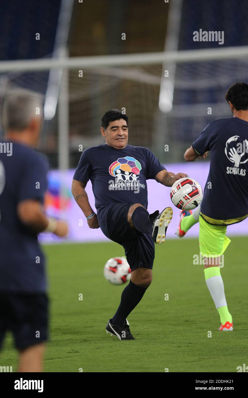 Roma, Italia. 12 Ott 2014. Roma, Italia - 12/10/2014: Diego Armando Maradona in azione durante la amichevole 'unita per la Pace' dedicata a Papa Francesco allo stadio Olimpico di Roma Credit: Independent Photo Agency/Alamy Live News Foto Stock