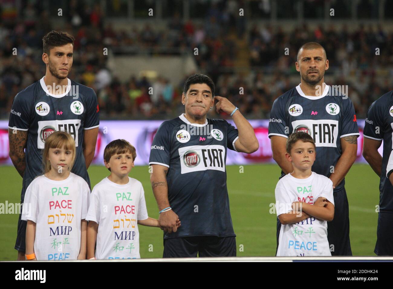 Roma, Italia. 12 Ott 2014. Roma, Italia - 12/10/2014: Diego Armando Maradona in azione durante la amichevole 'unita per la Pace' dedicata a Papa Francesco allo stadio Olimpico di Roma Credit: Independent Photo Agency/Alamy Live News Foto Stock