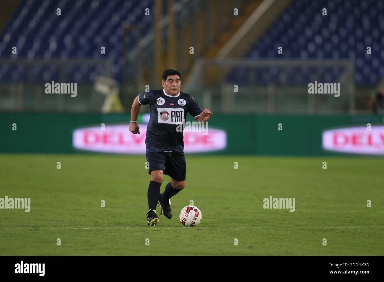 Roma, Italia. 12 Ott 2014. Roma, Italia - 12/10/2014: Diego Armando Maradona in azione durante la amichevole 'unita per la Pace' dedicata a Papa Francesco allo stadio Olimpico di Roma Credit: Independent Photo Agency/Alamy Live News Foto Stock