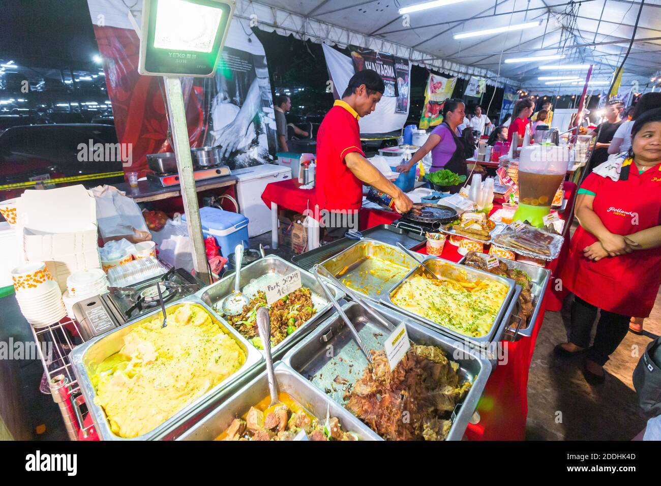 Cibo in un mercato notturno a Makati City, Filippine Foto Stock