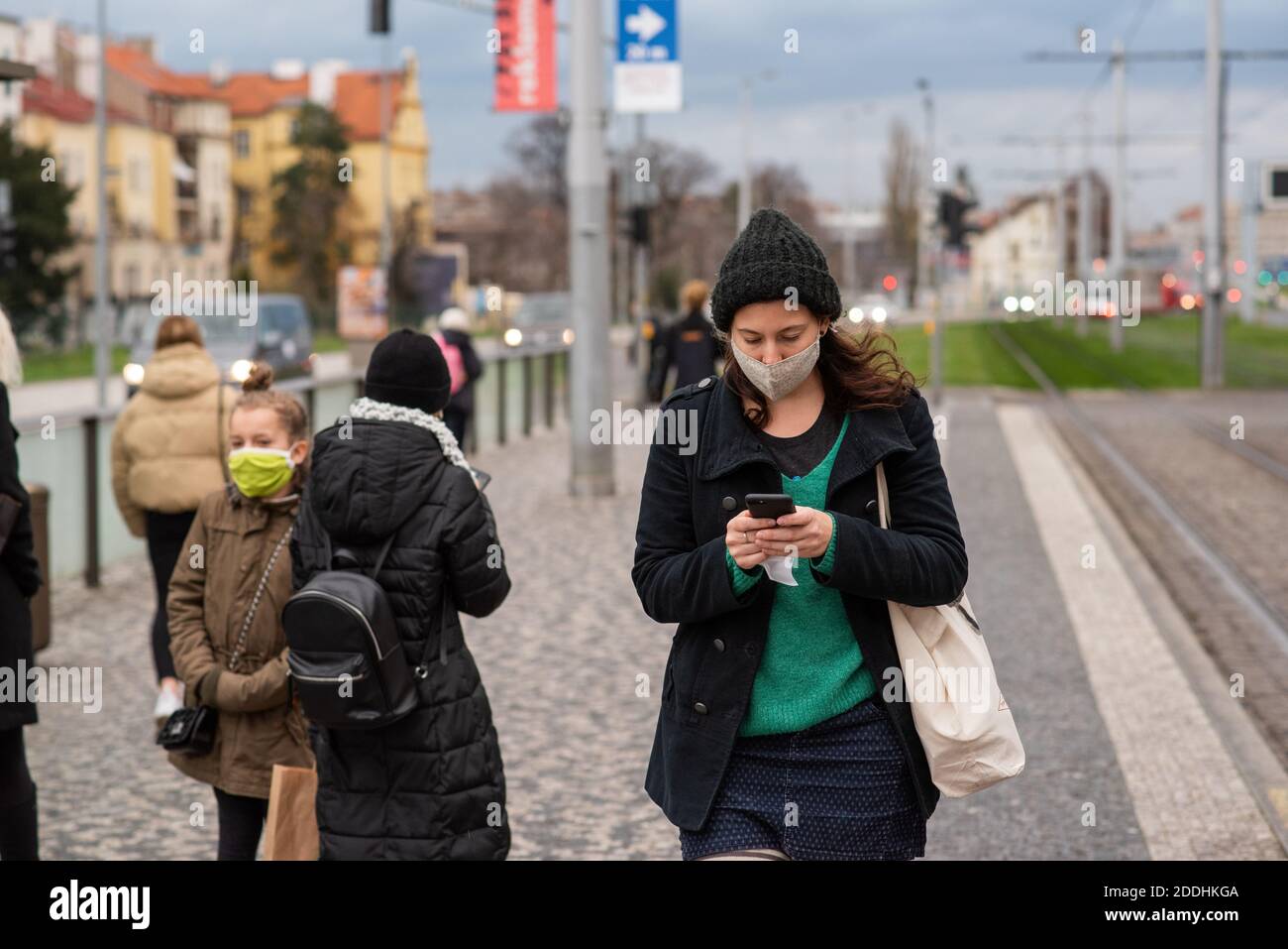 11-23-2020. Praga, Repubblica Ceca. Persone che camminano e parlano fuori durante il coronavirus (COVID-19) alla fermata della metropolitana Hradcanska a Praga 6. Donna con Foto Stock