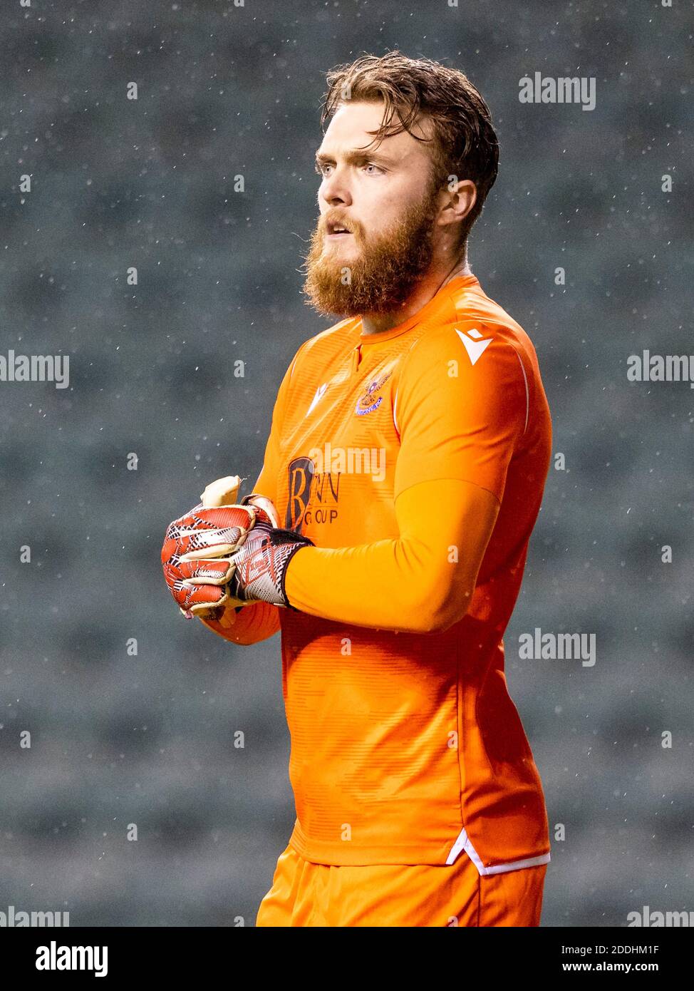 Easter Road, Edimburgo, Scozia, Regno Unito. 24 novembre 2020 Zander Clark di St Johnstone durante la partita di premiership scozzese contro Hibernian e St J Foto Stock