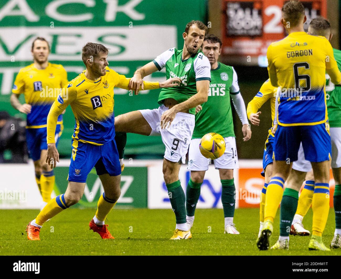 Easter Road, Edimburgo, Scozia, Regno Unito. 24 novembre 2020 Christian Doidge di Hibernian e Jamie McCart di St Johnstone durante i premi scozzesi Foto Stock