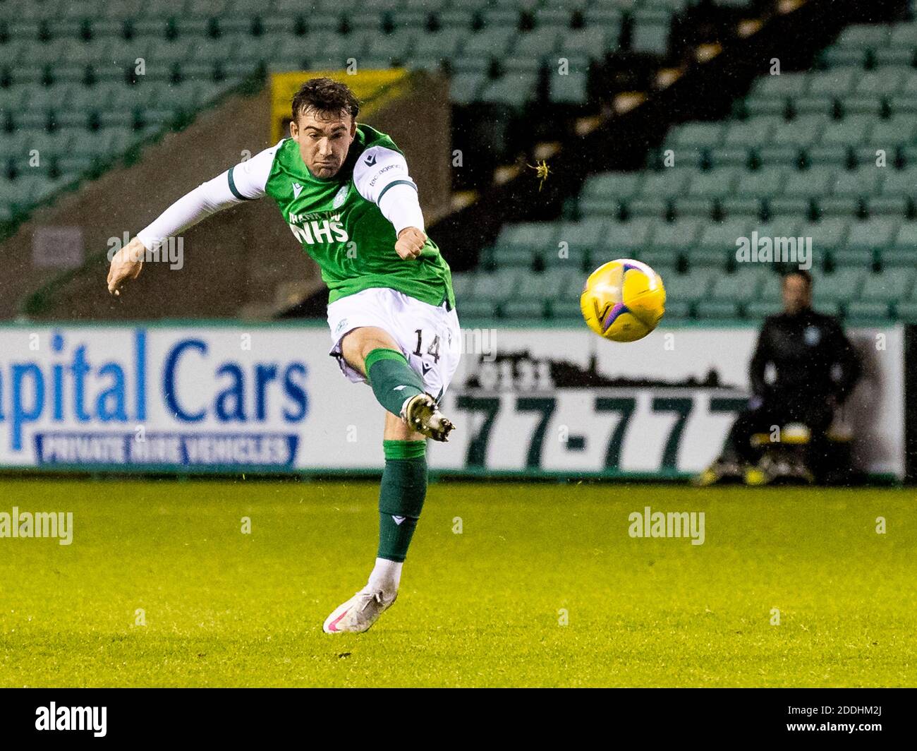 Easter Road, Edimburgo, Scozia, Regno Unito. 24 novembre 2020 Stevie Mallan di Hibernian prende un colpo al gol durante il gioco della Premier scozzese contro Foto Stock