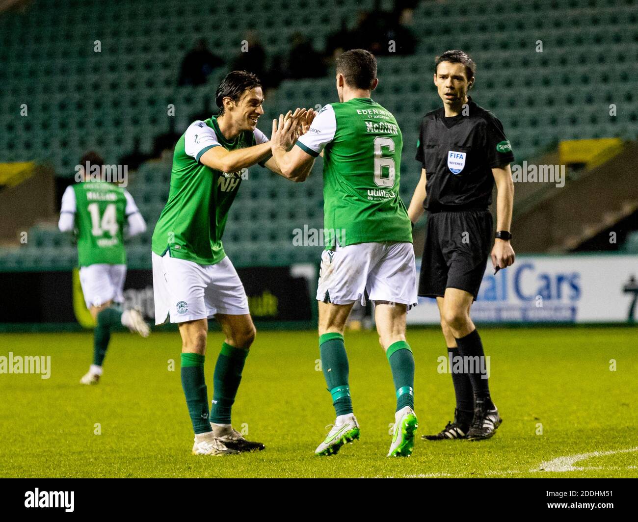 Easter Road, Edimburgo, Scozia, Regno Unito. 24 novembre 2020 Joe Newell di Hibernian e Paul McGinn di Hibernian festeggiano dopo aver segnato durante il SC Foto Stock