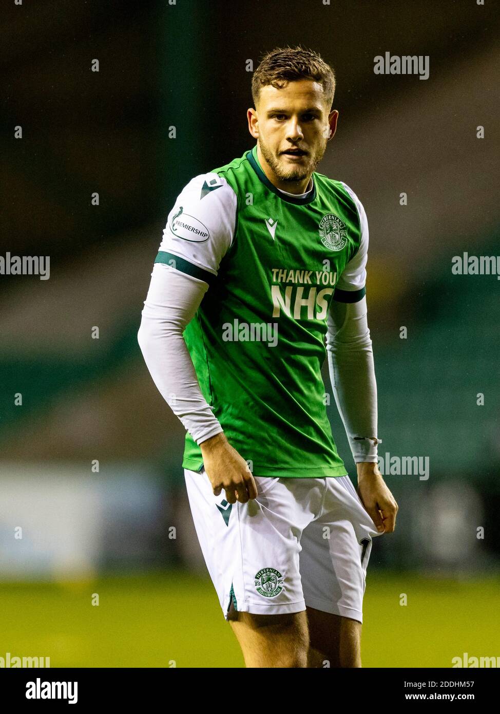 Easter Road, Edimburgo, Scozia, Regno Unito. 24 novembre 2020 Jamie Gullan di Hibernian durante il gioco di premiership scozzese contro Hibernian e San Giovanni Foto Stock