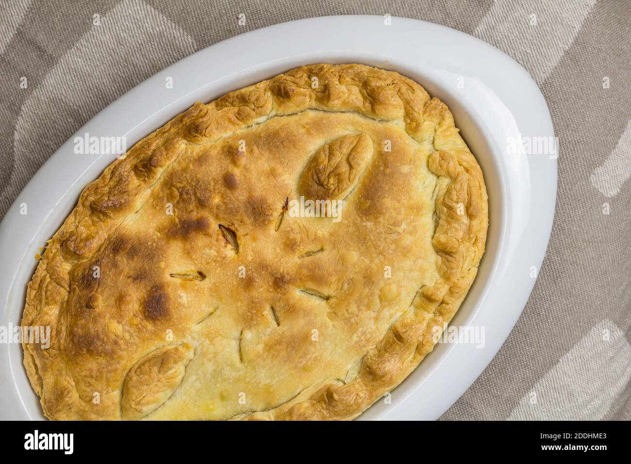 Vista dall'alto della torta di pasta frolla al forno - rustica fatta in casa sfondo crosta di torta con spazio di copia Foto Stock