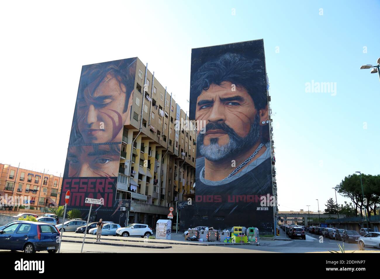 Napoli, Italia - 17 settembre 2019: Il volto di Diego Armando Maradona sulla facciata di un edificio nella parte orientale della città dall'artista di strada Jorit Ciro Cerullo Foto Stock