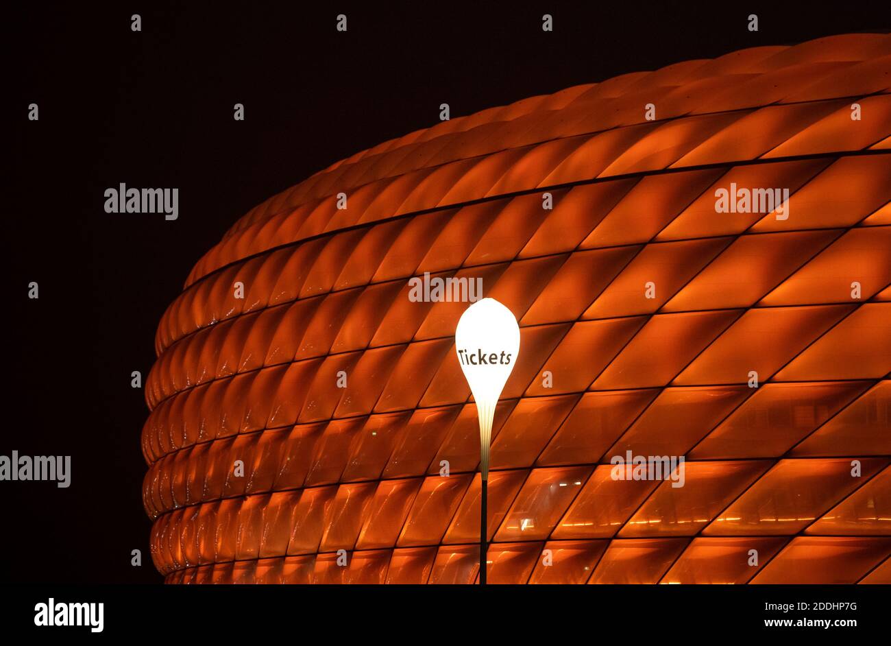 Monaco, Germania. 25 Nov 2020. L'Allianz Arena si illumina in arancione prima della partita della Champions League tra l'FC Bayern Monaco e l'RB Salzburg. Il campione tedesco di calcio da record vuole sostenere l'iniziativa 'ZONTA dice DI NO? E dare l'esempio contro la violenza contro le donne e le ragazze. Il 25.11.2020 è la Giornata internazionale contro la violenza contro le donne. Credit: Sven Hoppe/dpa/Alamy Live News Foto Stock