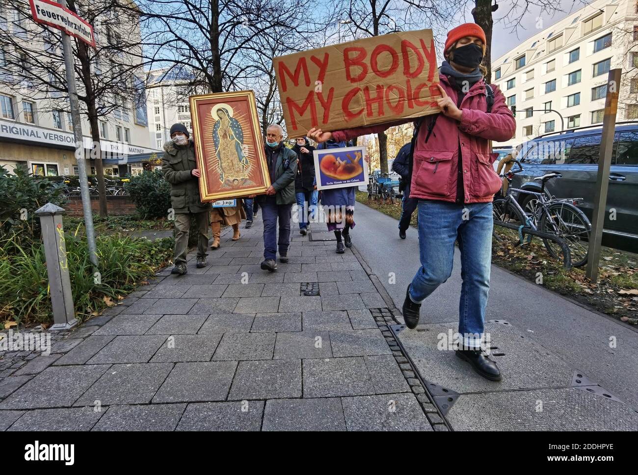 Monaco, Baviera, Germania. 25 Nov 2020. Due manifestanti studenteschi a Monaco di Baviera, in Germania, hanno manifestato contro un gruppo fondamentalista cristiano anti-aborto indignato durante la marcia organizzata nella Giornata internazionale contro la violenza contro le donne. I due hanno avuto segni come 'il mio corpo, la mia scelta' ed altri che espongono gruppi fondamentalisti cristiani che lavorano contro l'autodeterminazione delle donne. Nella Giornata internazionale contro la violenza contro le donne, il gruppo antiaborto ultra-conservatore Helfer fÃÂ¼r Gottes kostbare Kinder (''Helper per i preziosi bambini di Dio') guidato da Wolfgang Herin Foto Stock