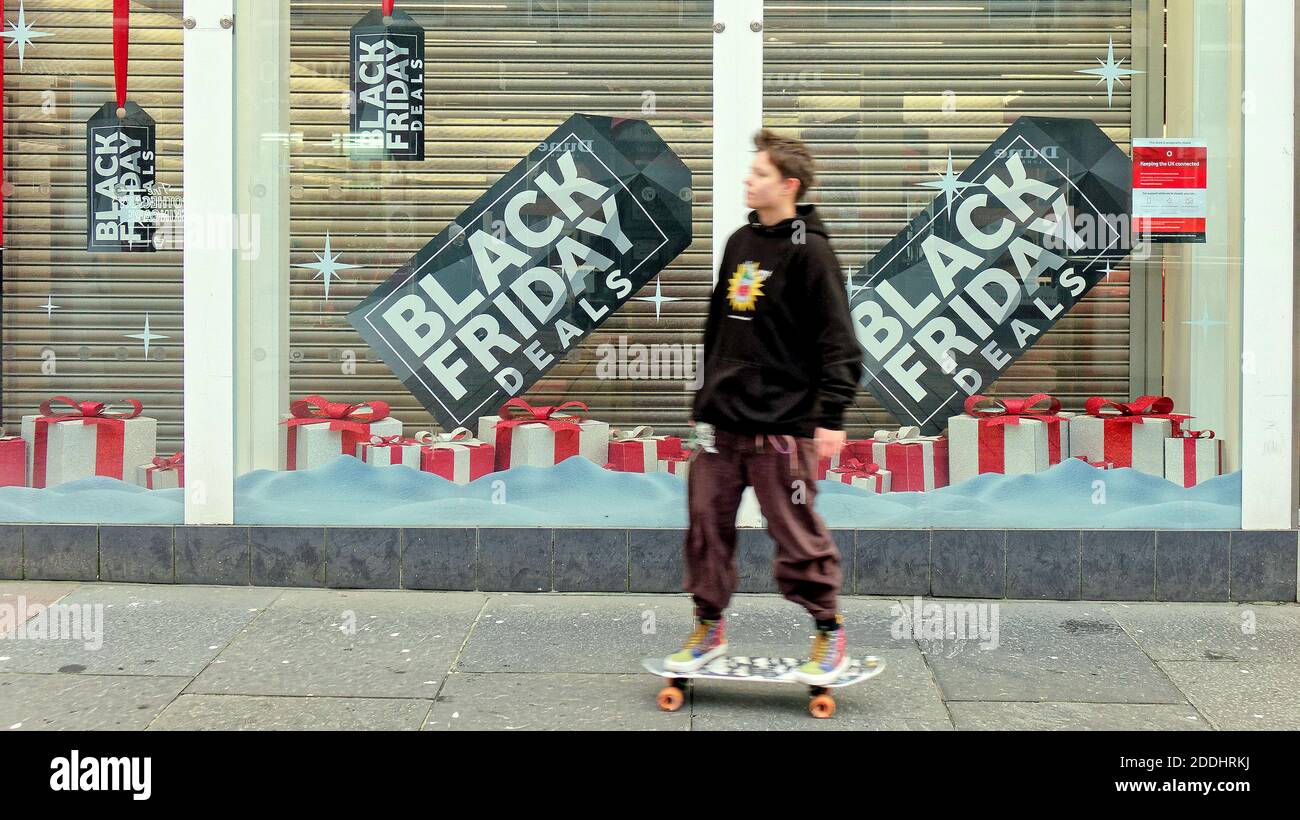 Glasgow, Scotland, UK, 25 novembre 2020: Natale nero Venerdì sotto il livello 4 come pochi acquirenti scesi per le strade nel miglio di stile della scozia Buchanan Street Credit: Gerard Ferry/Alamy Live News Foto Stock