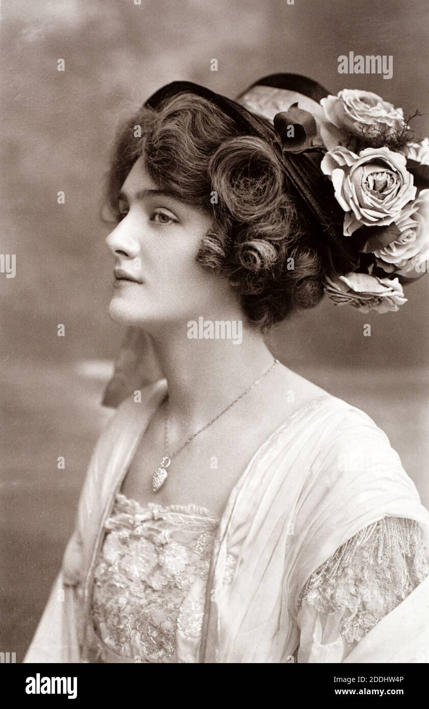 La notevole attrice e cantante inglese edoardiano Lily Elsie (1886 – 1962) indossa un cappello fiorito, tratto da una cartolina fotografica dell'epoca. Foto Stock