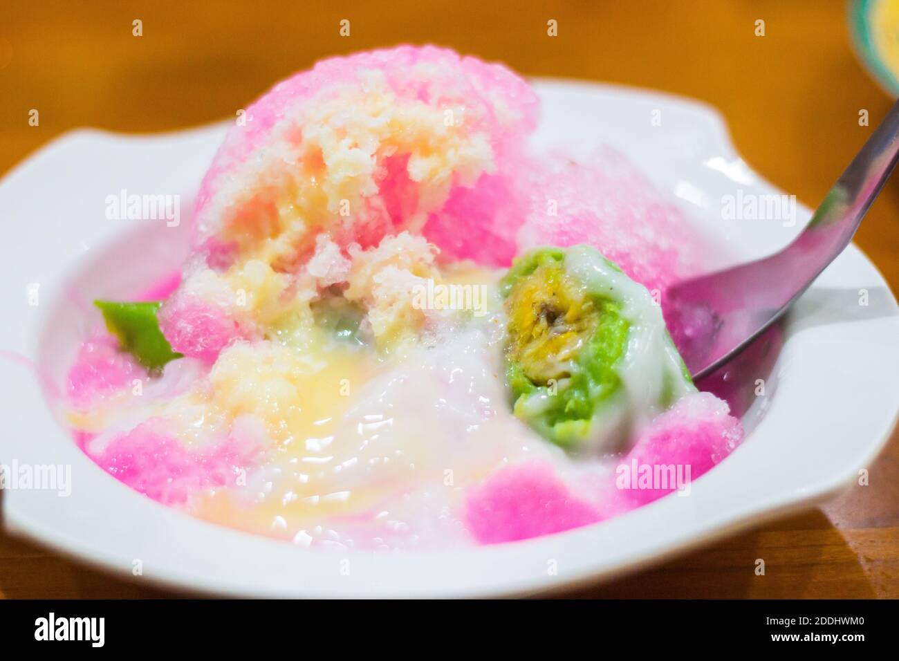 Delizioso es pisang ijo al ristorante Rumah Makan Muda Mudi a Makassar, Indonesia Foto Stock