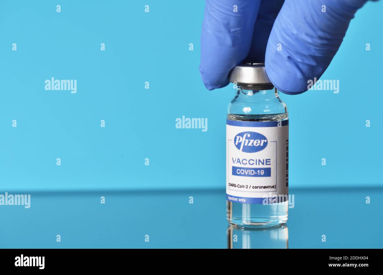 STARIY OSKOL, RUSSIA - 23 NOVEMBRE 2020: Prevenzione del coronavirus e concetto di vaccinazione con il vaccino pfizer Foto Stock