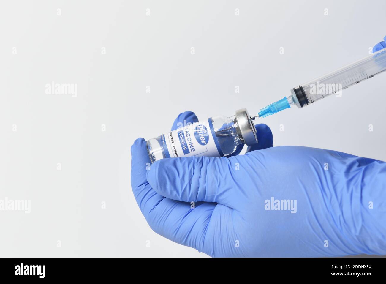 STARIY OSKOL, RUSSIA - 23 NOVEMBRE 2020: Il concetto di protezione e vaccinazione contro il coronavirus con il nuovo vaccino di Pfizer Foto Stock