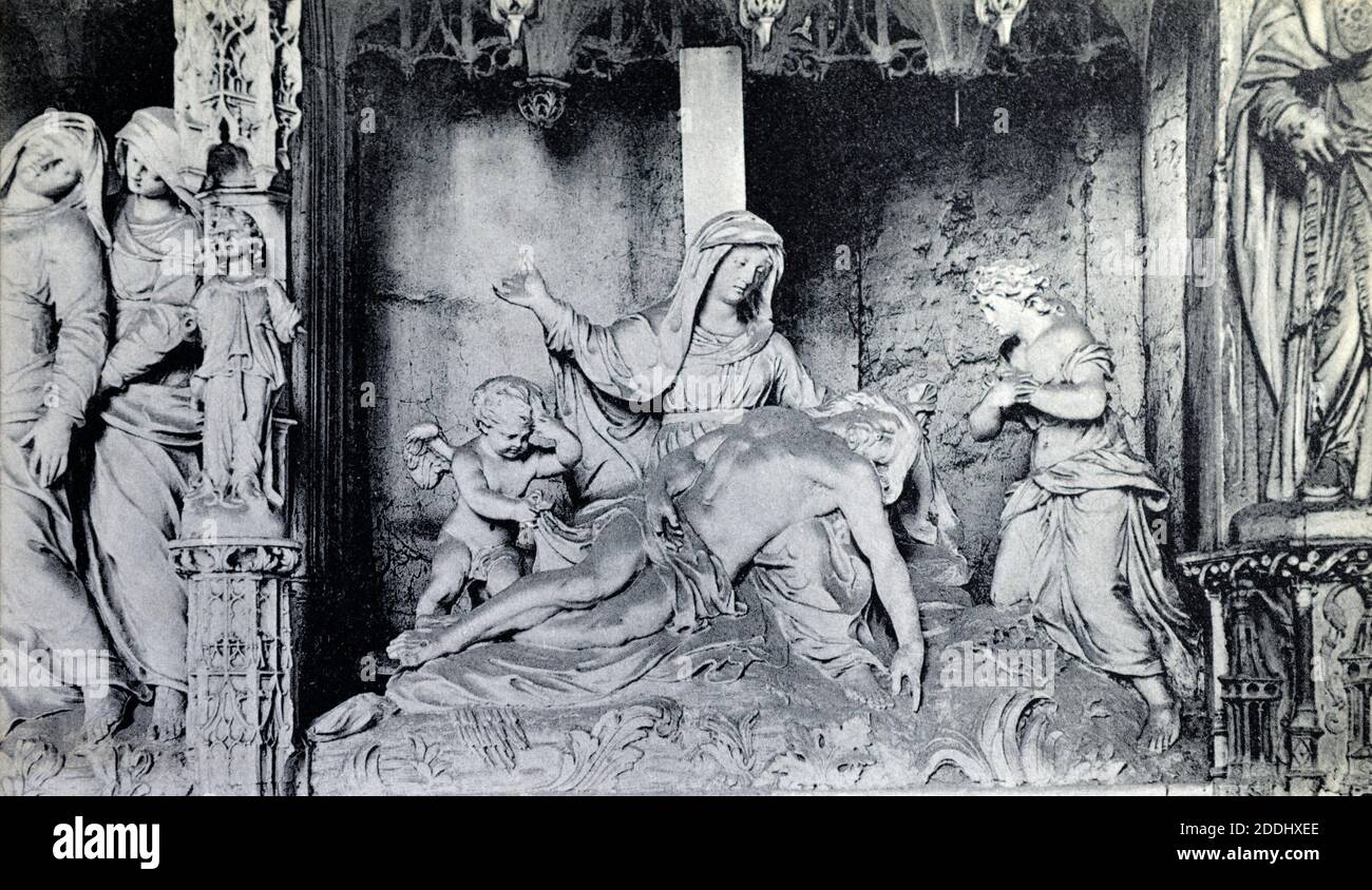 Una vista storica di una statua di Maria che tiene il corpo morto di Cristo nella Cattedrale di Chartres, Chartres, Centre-Val de Loire, Francia, preso da una cartolina c. 1909. Foto Stock