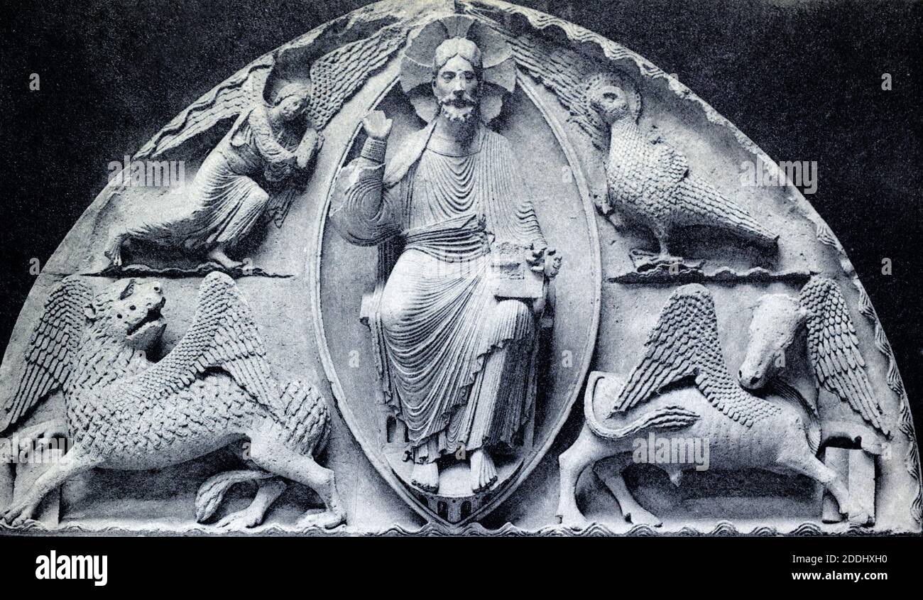 Una vista storica del timpano centrale sopra il Portale reale della Cattedrale di Chartres che mostra Cristo seduto su un trono, Chartres, Centre-Val de Loire, Francia, preso da una cartolina c.inizio del 1900. Foto Stock