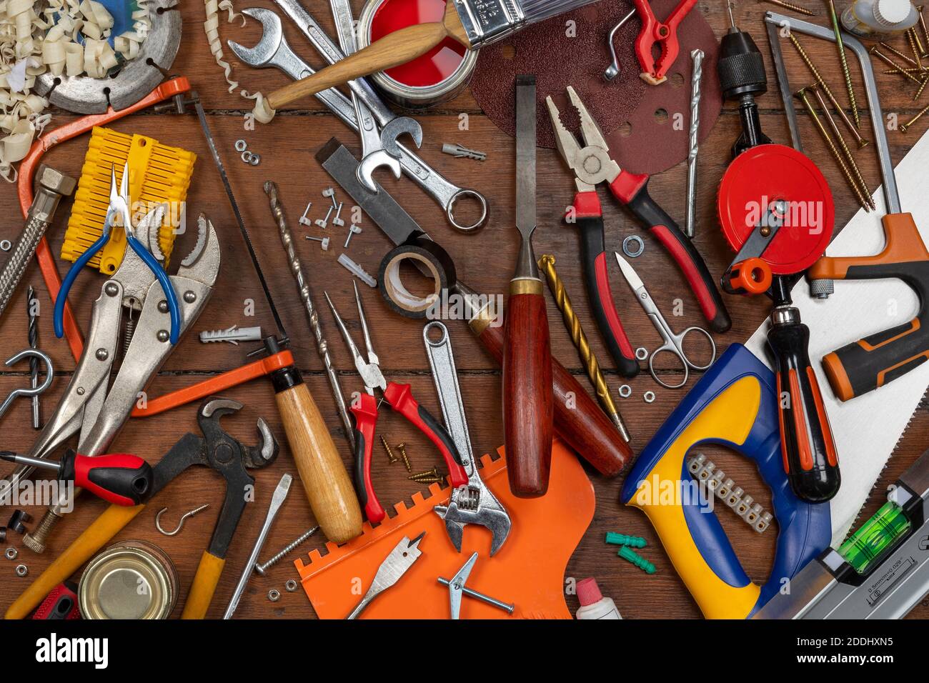 Selezione di attrezzi utilizzati in casa per semplici interventi di riparazione e manutenzione. Foto Stock