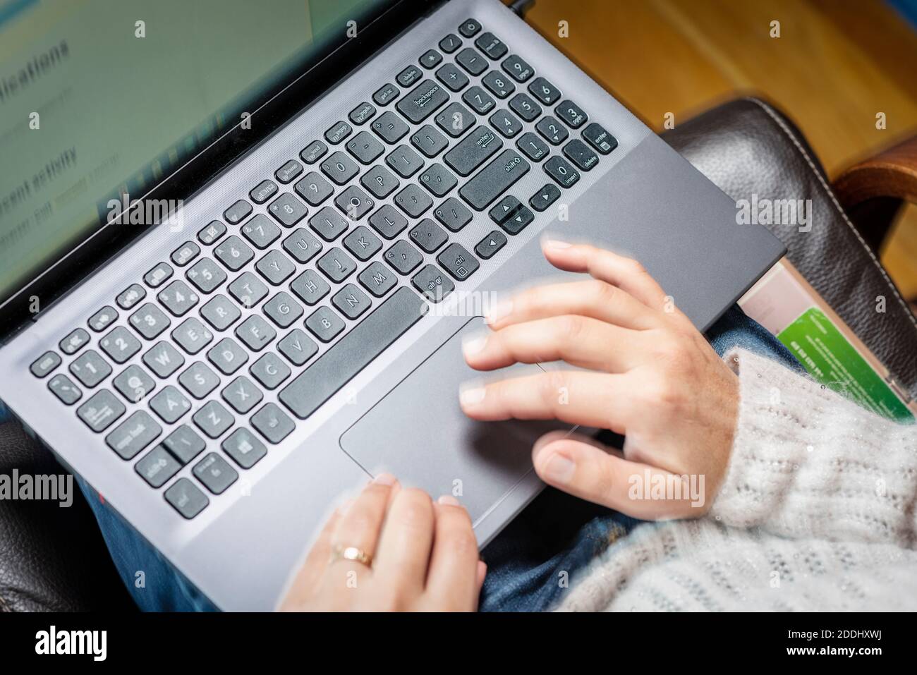 Donna che si alloga sul computer sul giro - sfocatura del movimento Foto Stock