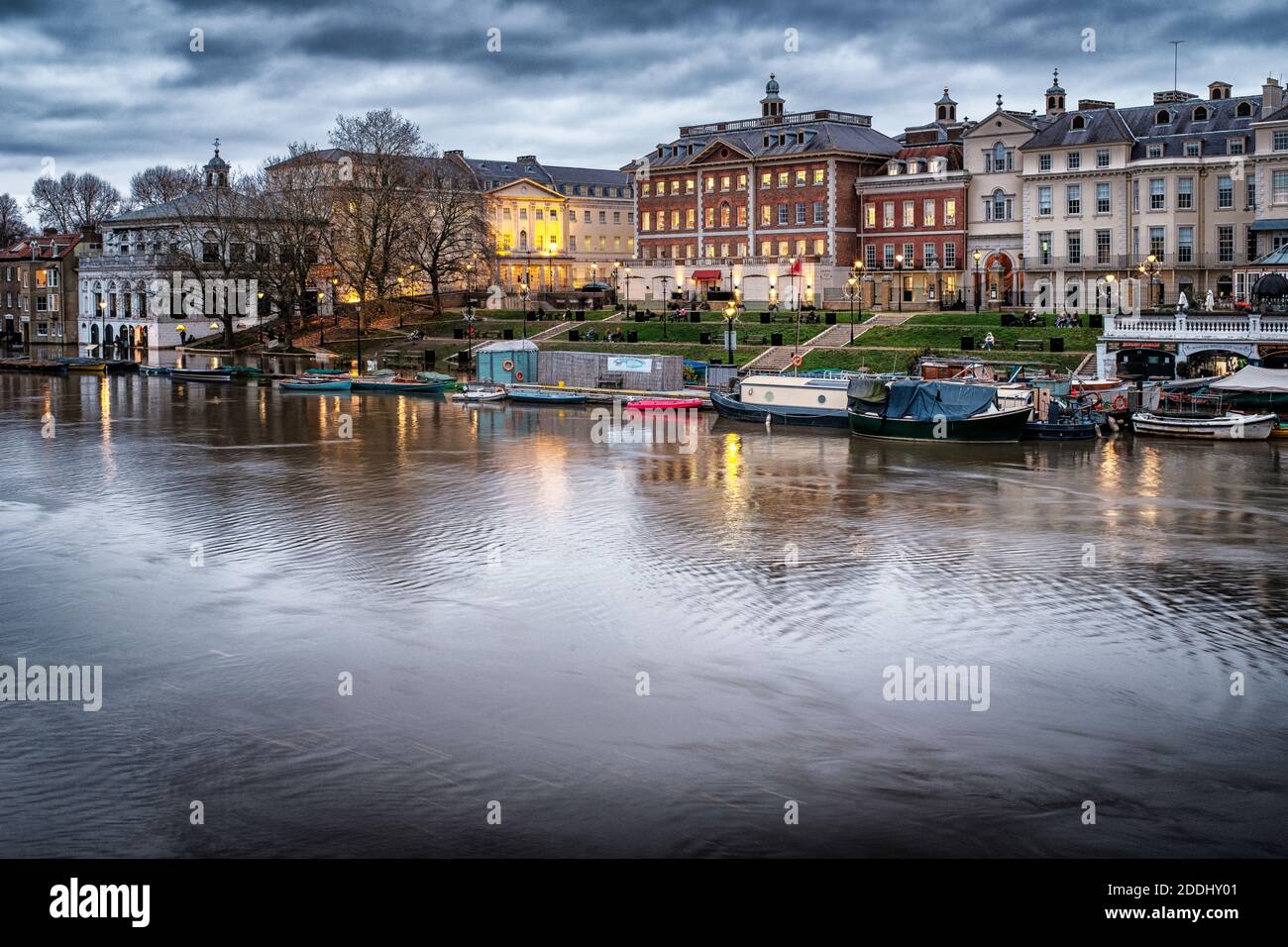 Richmond Riverside , prima sera, novembre, alta marea Foto Stock