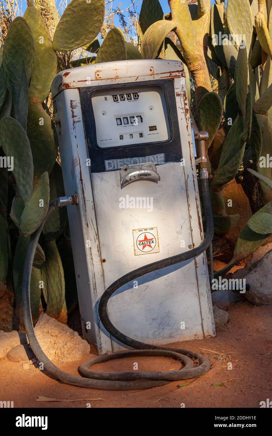 Twyfelfontein. Namibia. 06.17.09. Vecchia pompa carburante d'epoca abbandonata nel deserto vicino a Twyfelfontein in Namibia. Foto Stock