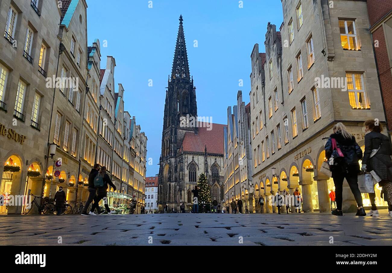 Muenster, Germania. 25 novembre 2020. Firo: 25.11.2020 Paese e persone, Renania Settentrionale-Vestfalia città di Munster, Weihaftertsgeschaft, centro di Munster's salotto. Il centro della città e gli affari soffrono di perdita di clienti nella Corona Lockdown pandemie restrizioni Prinzipalmarkt, Lamberti Chiesa | utilizzo nel mondo Credit: dpa / Alamy Live News Foto Stock