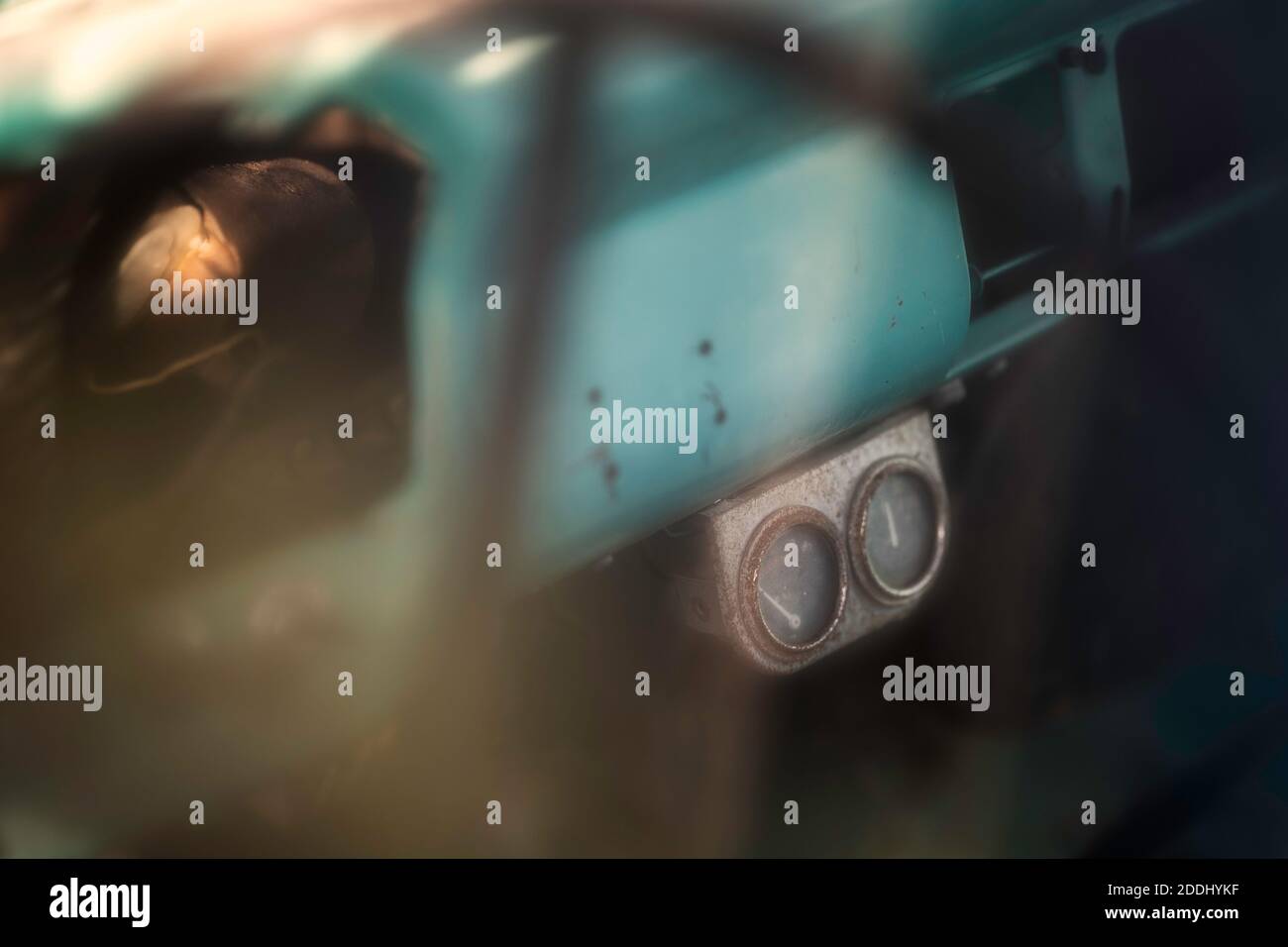 Ho preso questa immagine attraverso la finestra nuvolosa di un camion Ford anni '40 che si arrugginiva nel cantiere presso un negozio di meccanici vicino a Cortland, IN. Foto Stock