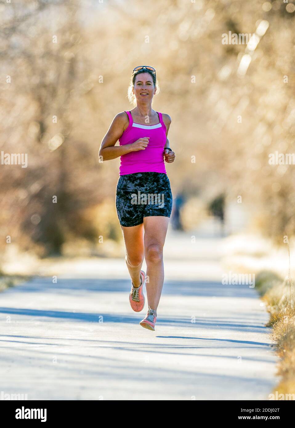 Attraente; di mezza età; fit donna che corre su sentiero lastricato; Salida; Colorado; USA Foto Stock