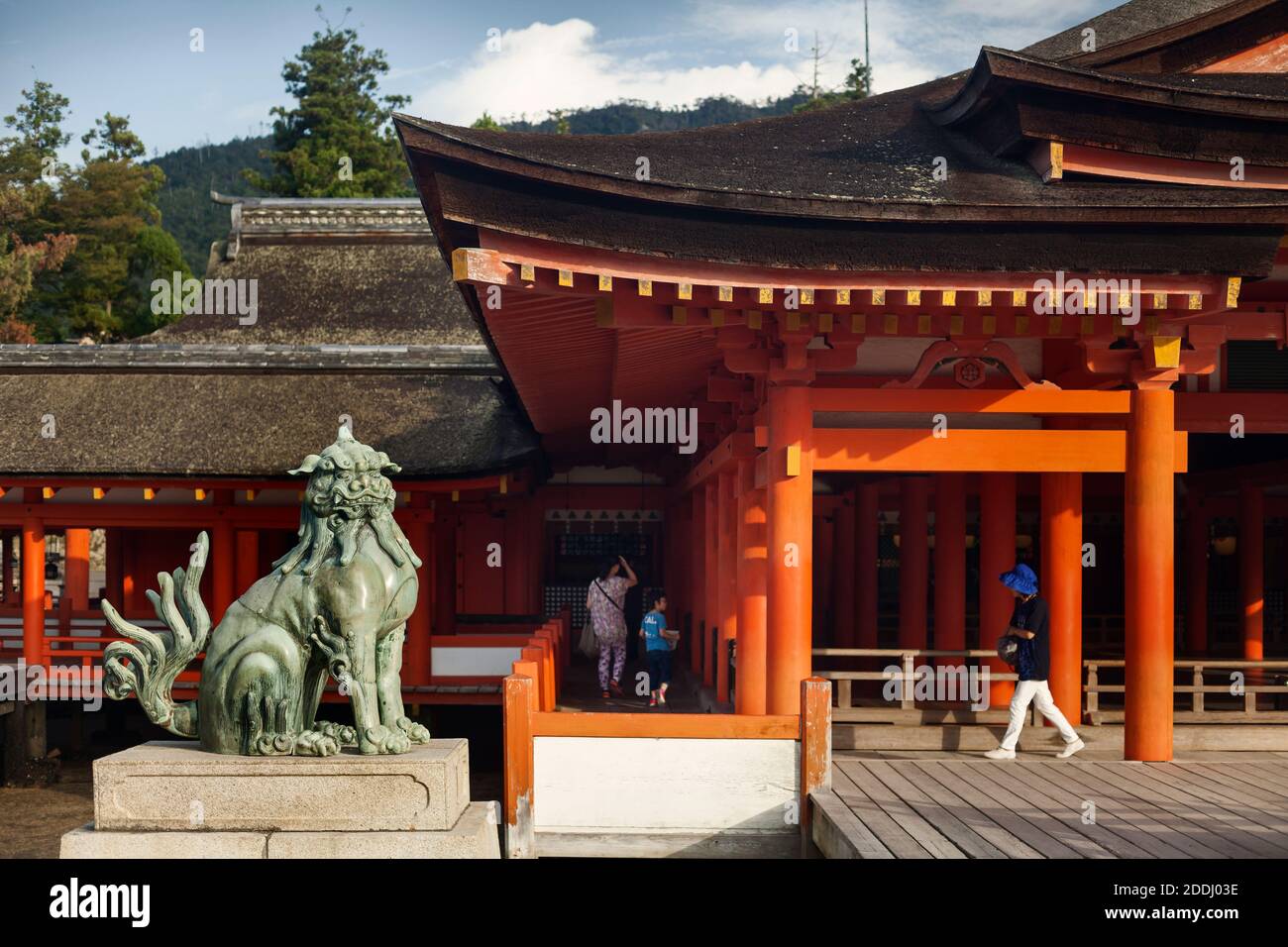 Vista orizzontale di una statua in bronzo di un Komainu giapponese o di un leone-cane guardiano all'ingresso del santuario Itsukushima-jinja Shinto, Miyajima, Giappone Foto Stock