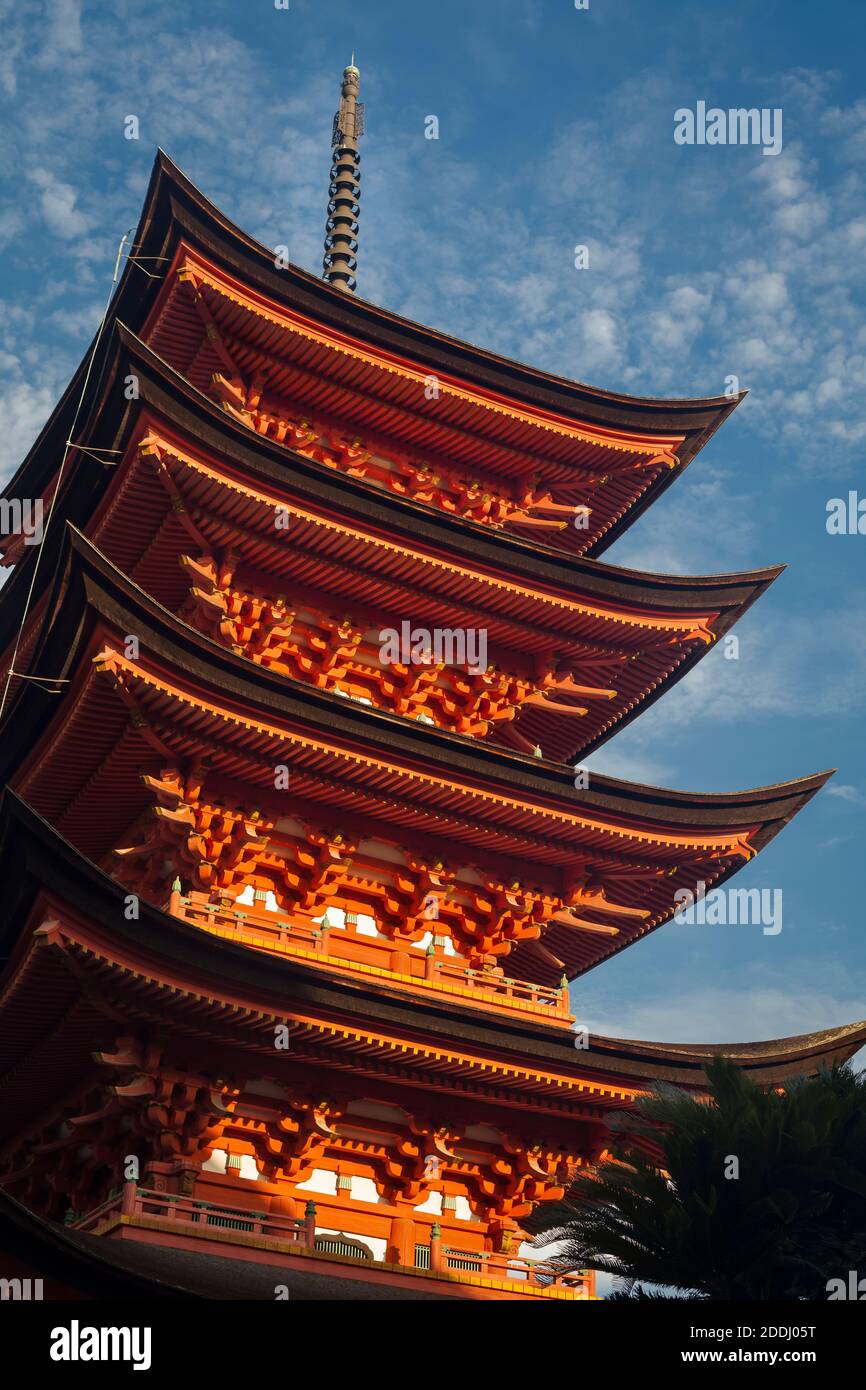 Vista verticale ad angolo basso della parte superiore del tempio buddista a cinque piani, Miyajima, Isola di Itsukushima, Giappone Foto Stock