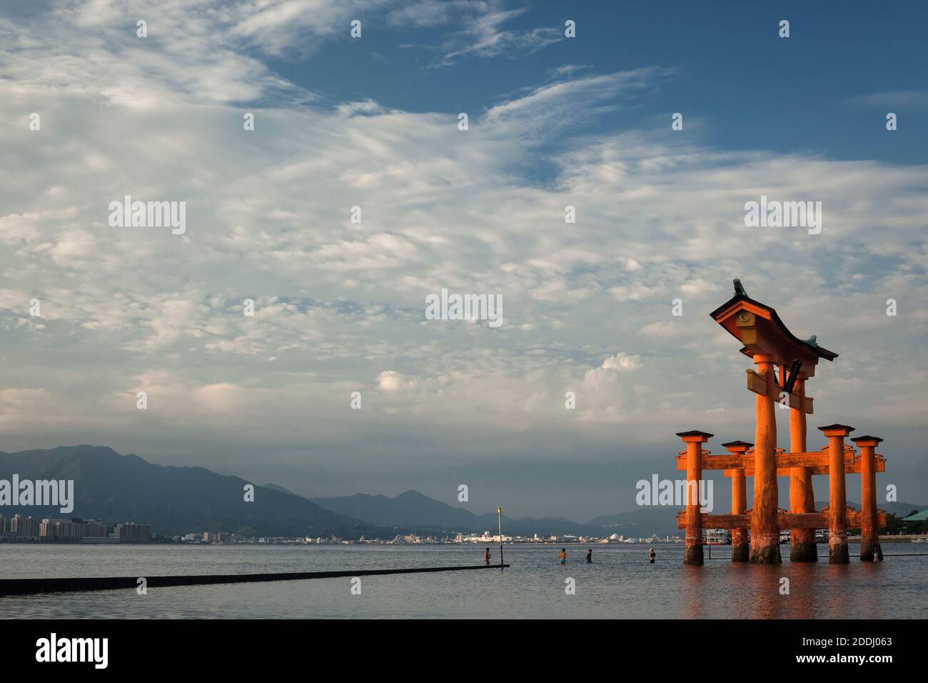 Vista orizzontale dei torii galleggianti di Itsukushima- jinja nella Baia di Hiroshima all'alta marea, Miyajima, Isola di Itsukushima, Giappone Foto Stock