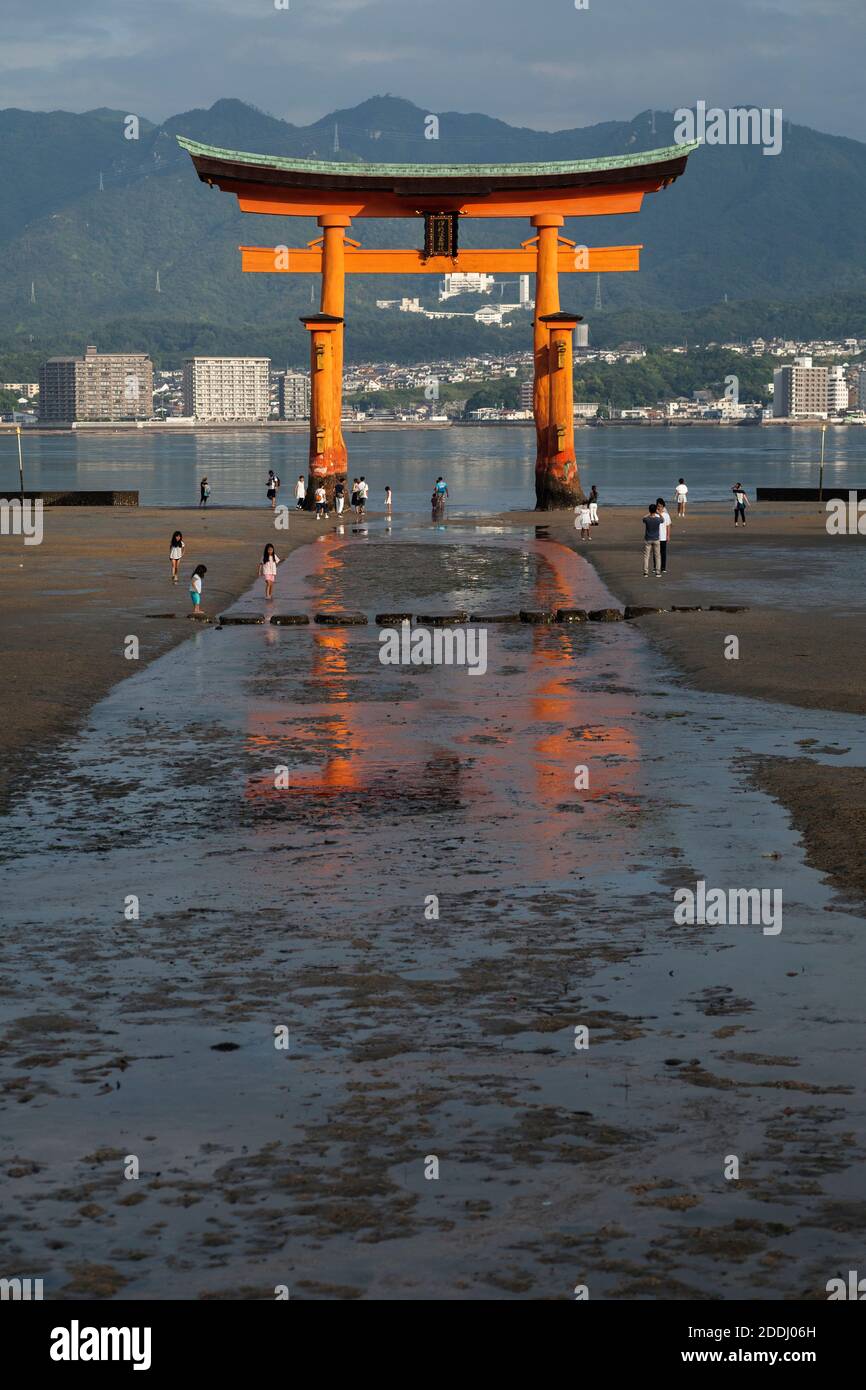 Vista frontale verticale dei torii galleggianti di Itsukushima-jinja nella Baia di Hiroshima a bassa marea, Miyajima, Isola di Itsukushima, Giappone Foto Stock