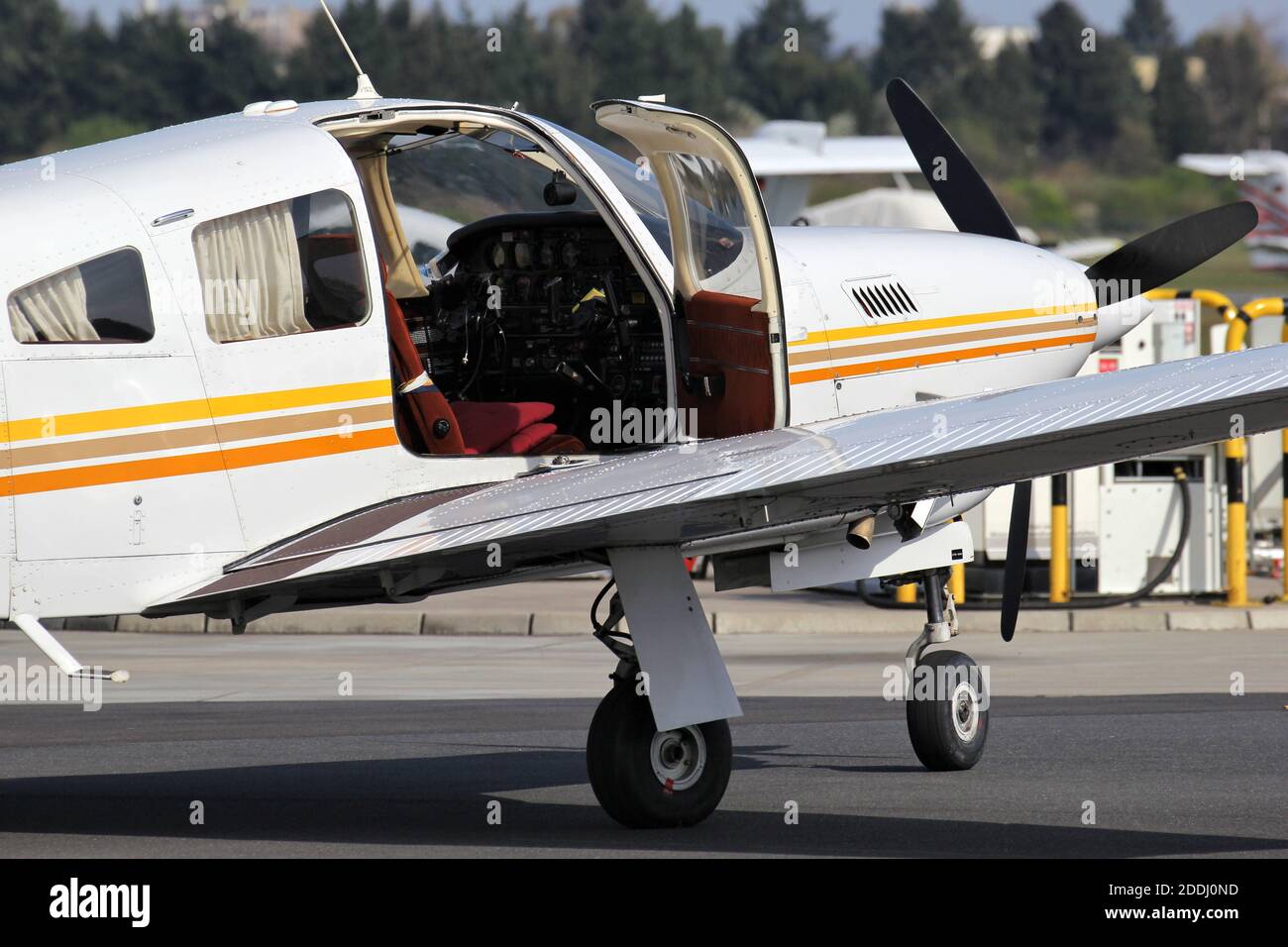 velivolo leggero con porta aperta all'aeroporto Foto Stock