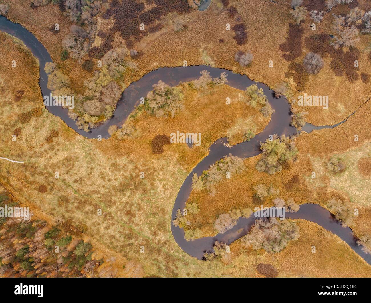 Vista aerea del fiume stream.The fiume zigzags attraverso la campagna.Meander del fiume Moldava, repubblica Ceca.colorato paesaggio aereo della costa del fiume. Foto Stock