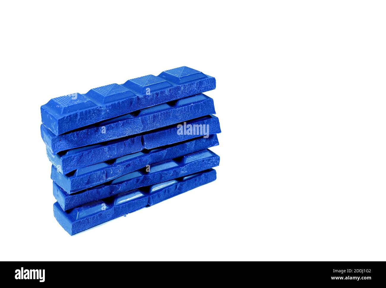 Pop Art Style Cobalt Blue Coloured Stack di pezzi di cioccolato Isolato su sfondo bianco Foto Stock