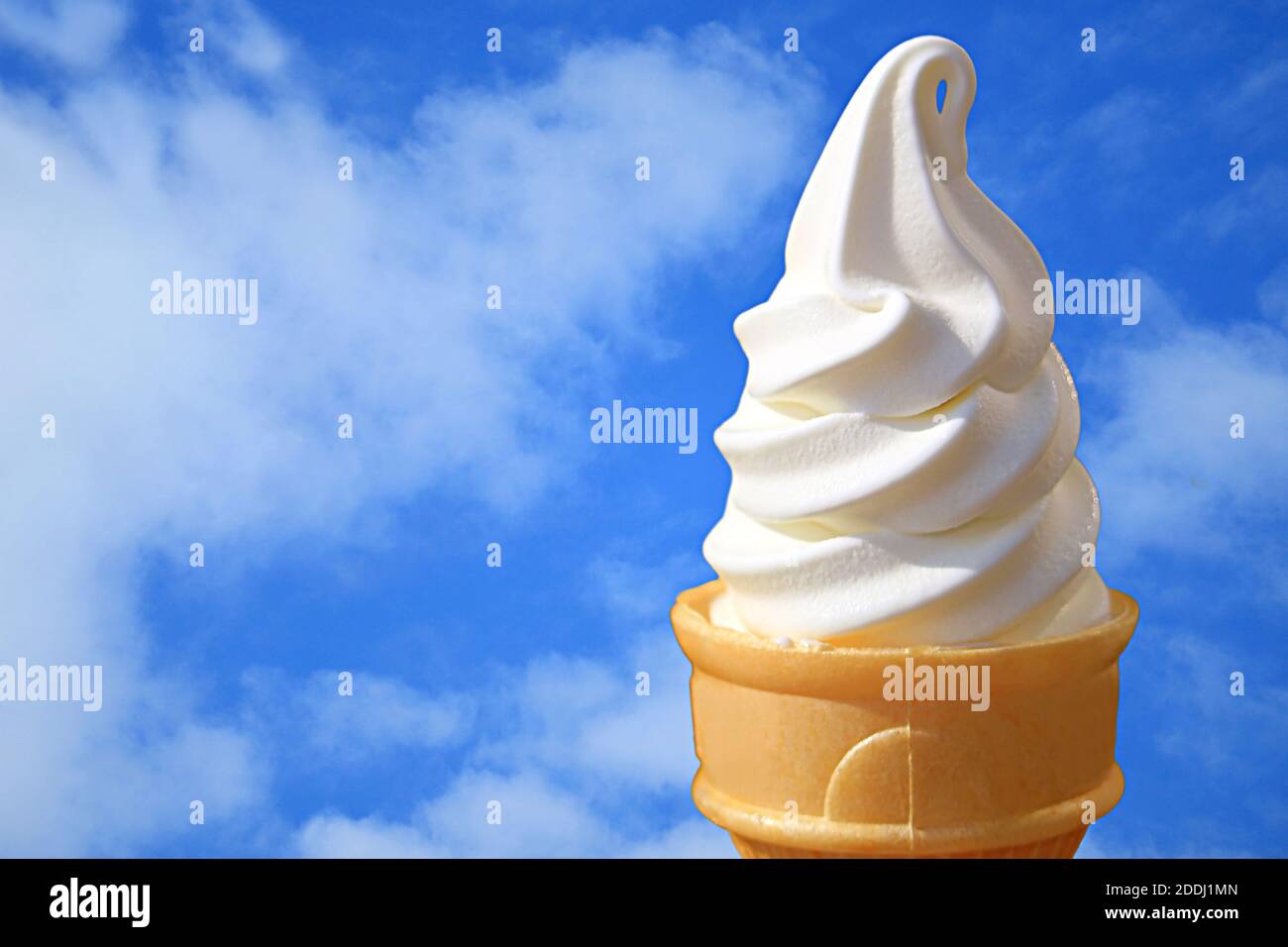 Crema di gelato alla vaniglia bianca pura e morbida contro il sole Cielo  blu Foto stock - Alamy
