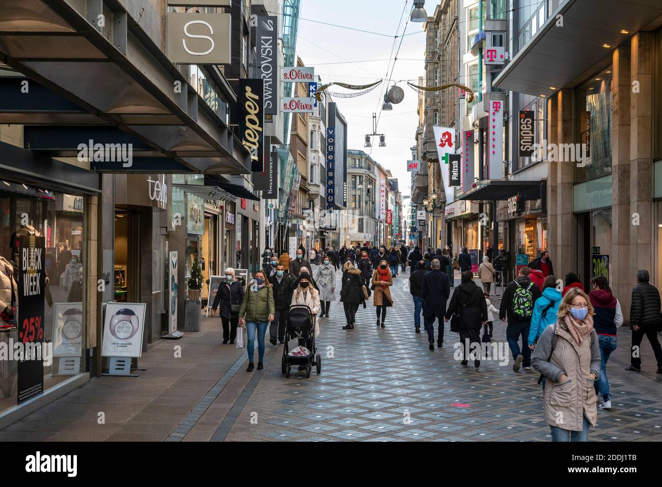 Maschera obbligatoria nelle zone pedonali di Dortmund, pre-Natale malling al Westenhellweg durante la crisi di Corona Foto Stock