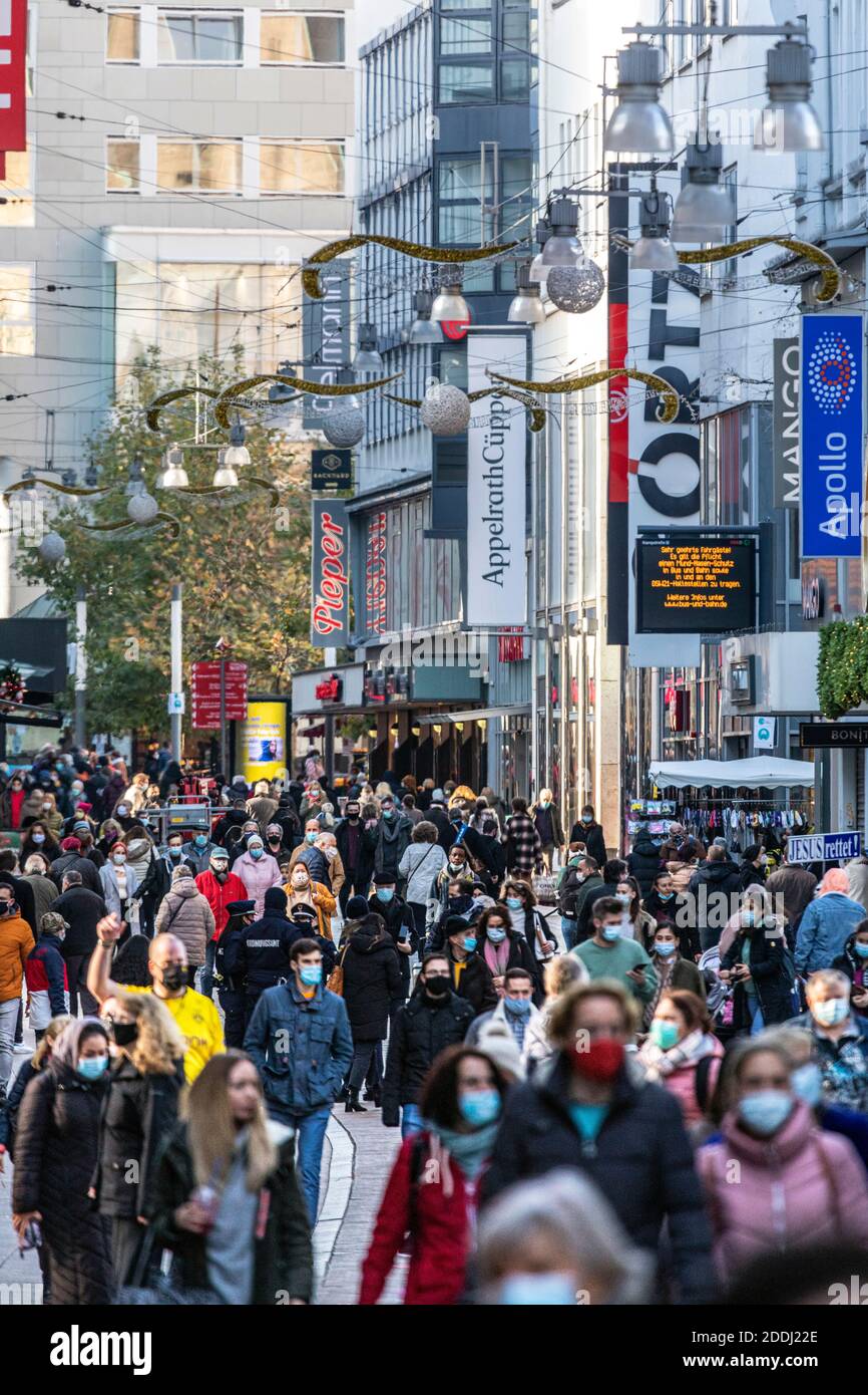 Maschera obbligatoria nelle zone pedonali di Dortmund, pre-Natale malling al Westenhellweg durante la crisi di Corona Foto Stock