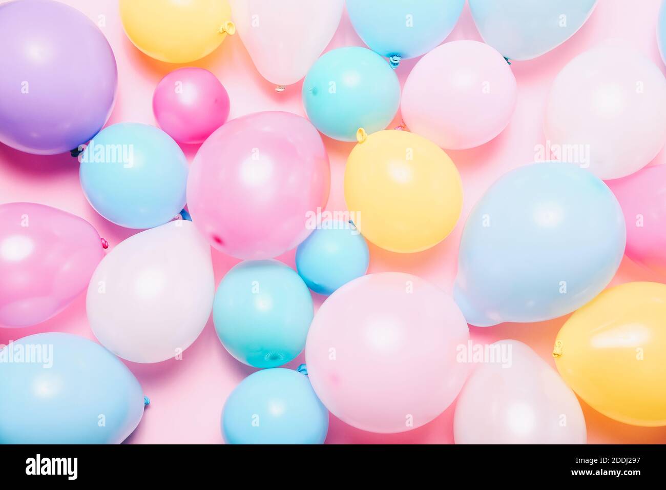 Sfondo di compleanno pastello con palloncini, vista dall'alto Foto