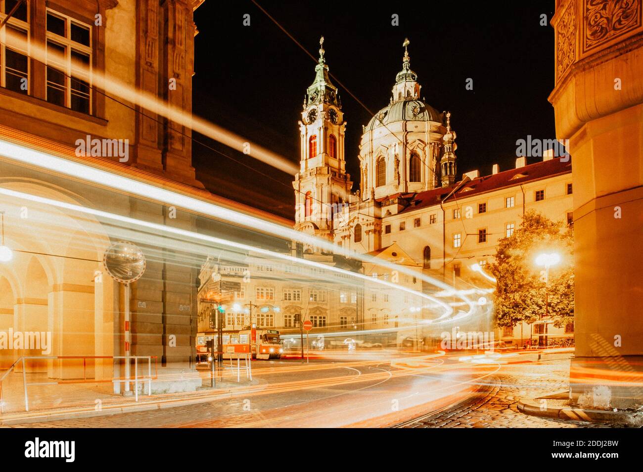 Vista notturna della chiesa di San Nicola, Praga, repubblica Ceca. Lunga esposizione luci della città.movimento velocità scene.Traffic sentieri in Town.City Street di notte. Foto Stock