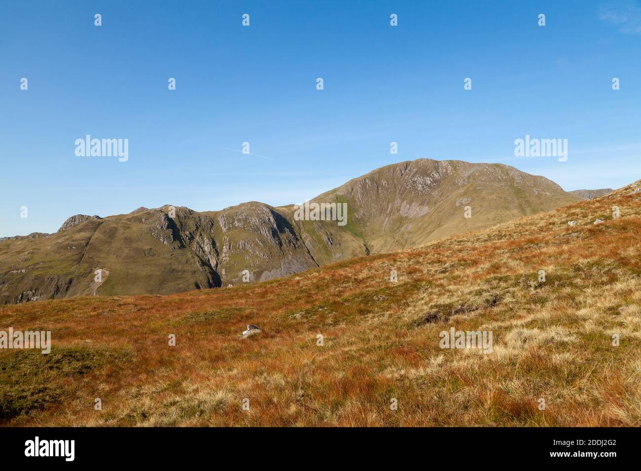 Si affaccia sul Munro Beinn Sgritheall dal Corbett Beinn na h-Eaglaise, Arnisdale, Scozia. Foto Stock
