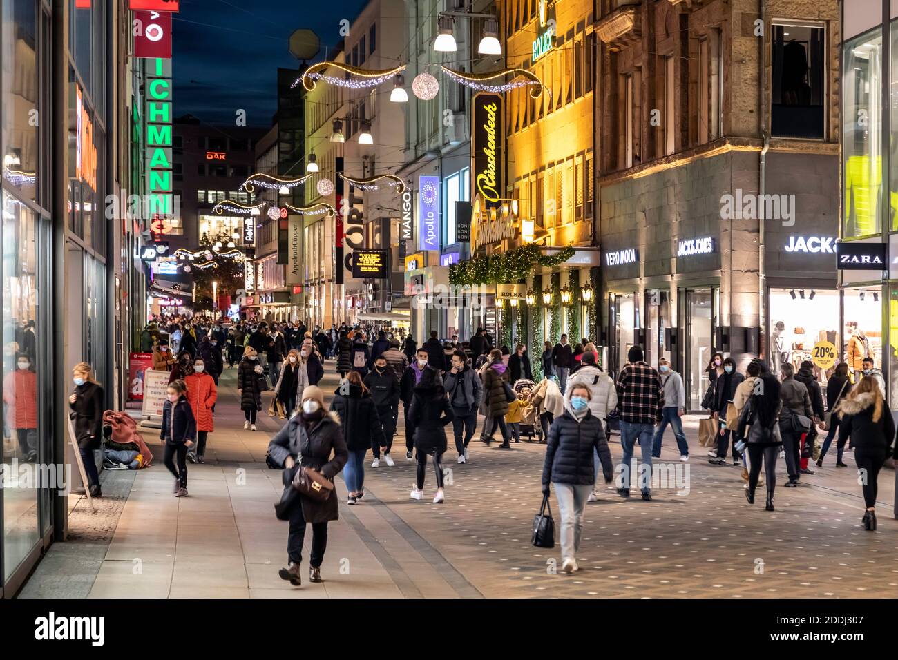 Maschera obbligatoria nella zona pedonale di Dortmund, molto frequentata Foto Stock