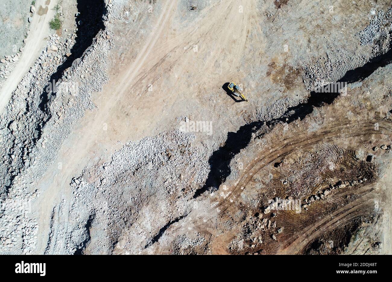 Ambiente di lavoro in cava visto da un drone. Sorprendenti motivi colorati creati da macchinari pesanti nella miniera. Una cava attiva nella foto aerea da Foto Stock