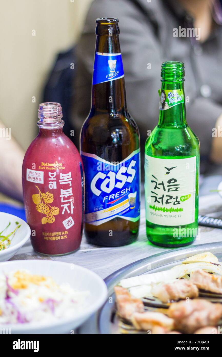 Bevande alcoliche coreane in un ristorante a Gangwon, Corea del Sud Foto Stock