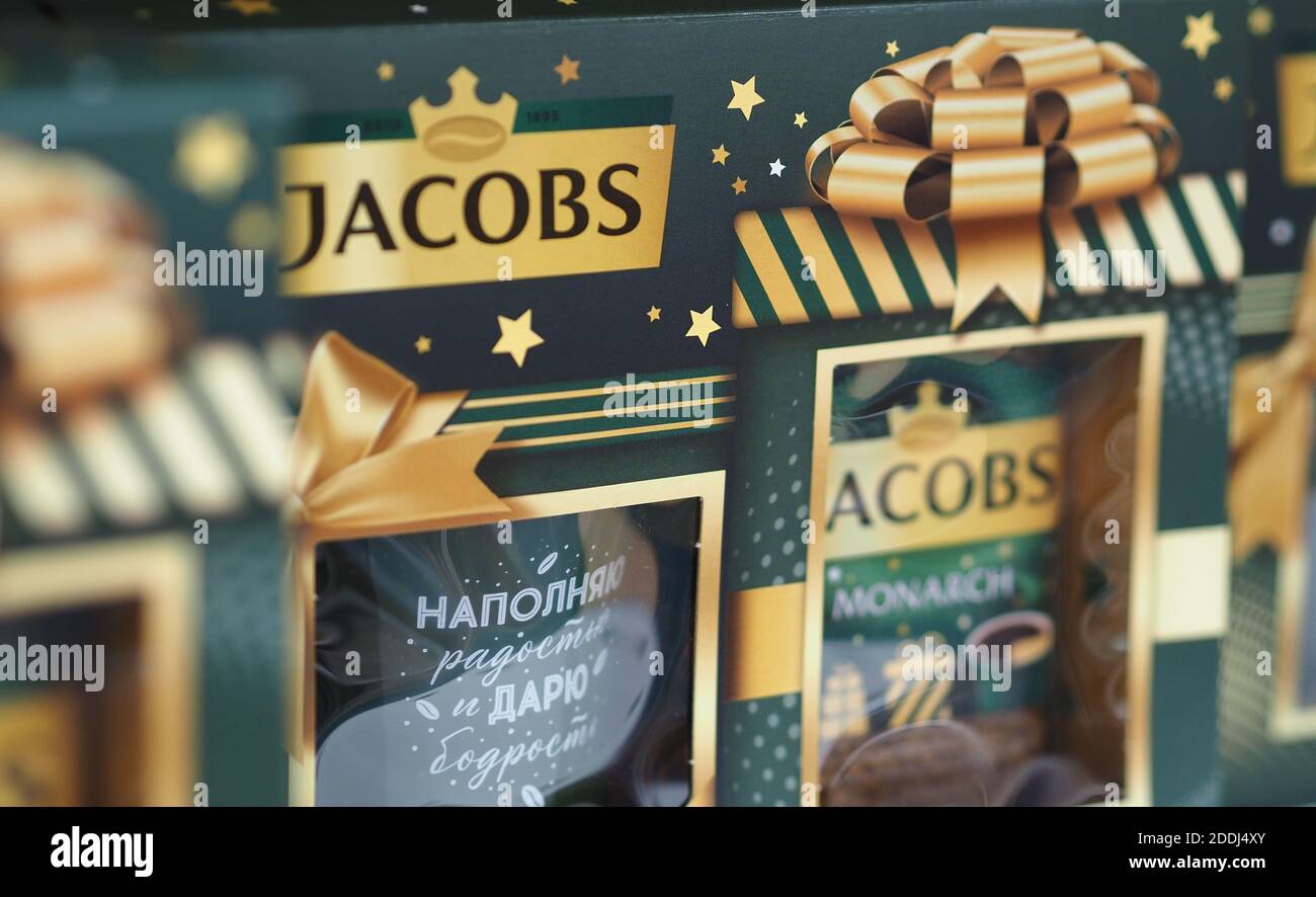 Un set di caffè Jacobs in una confezione regalo. Uso editoriale. Foto Stock