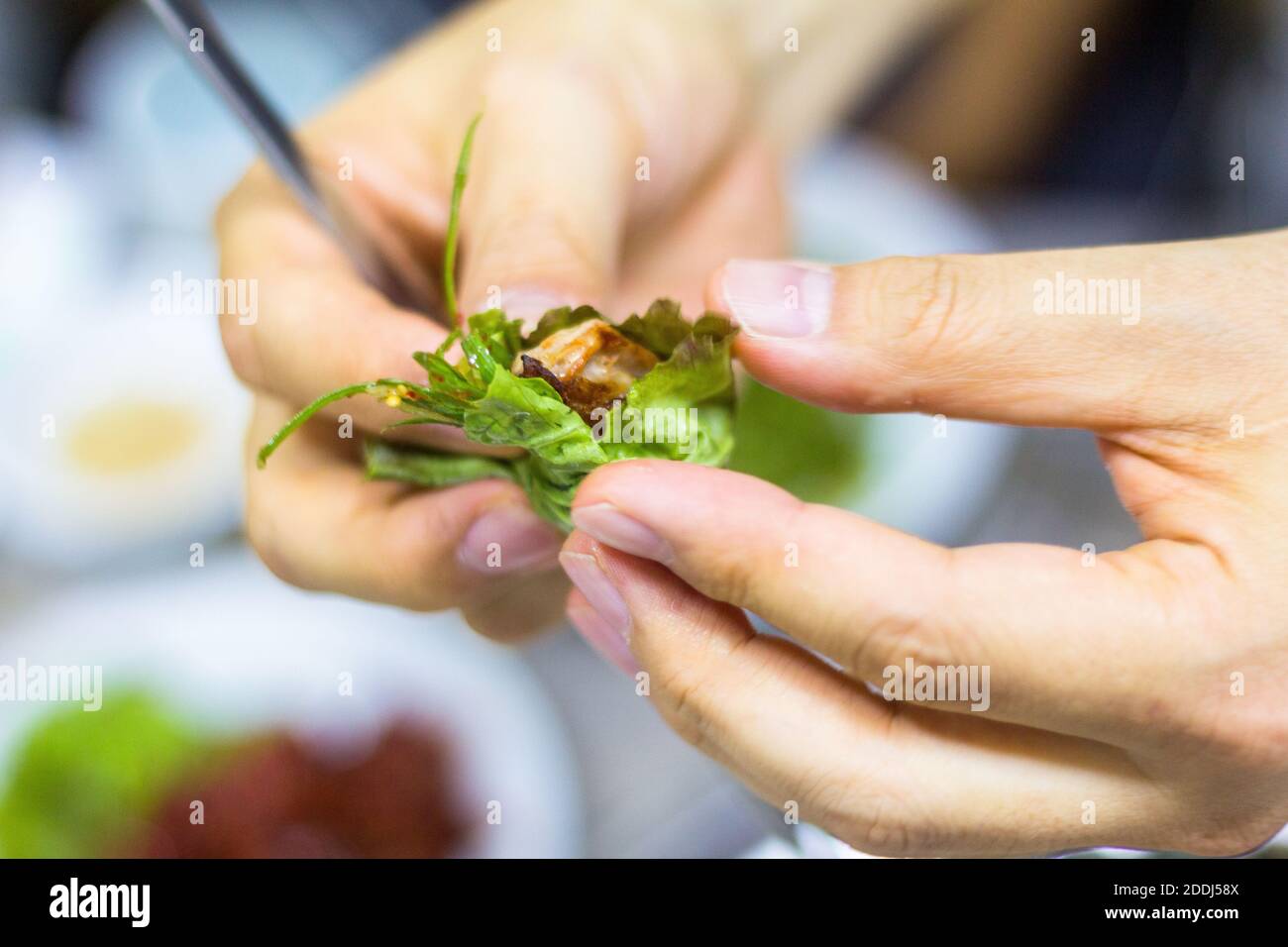 La lattuga coreana avvolge o sambap in un ristorante a Gangwon, Corea del Sud Foto Stock