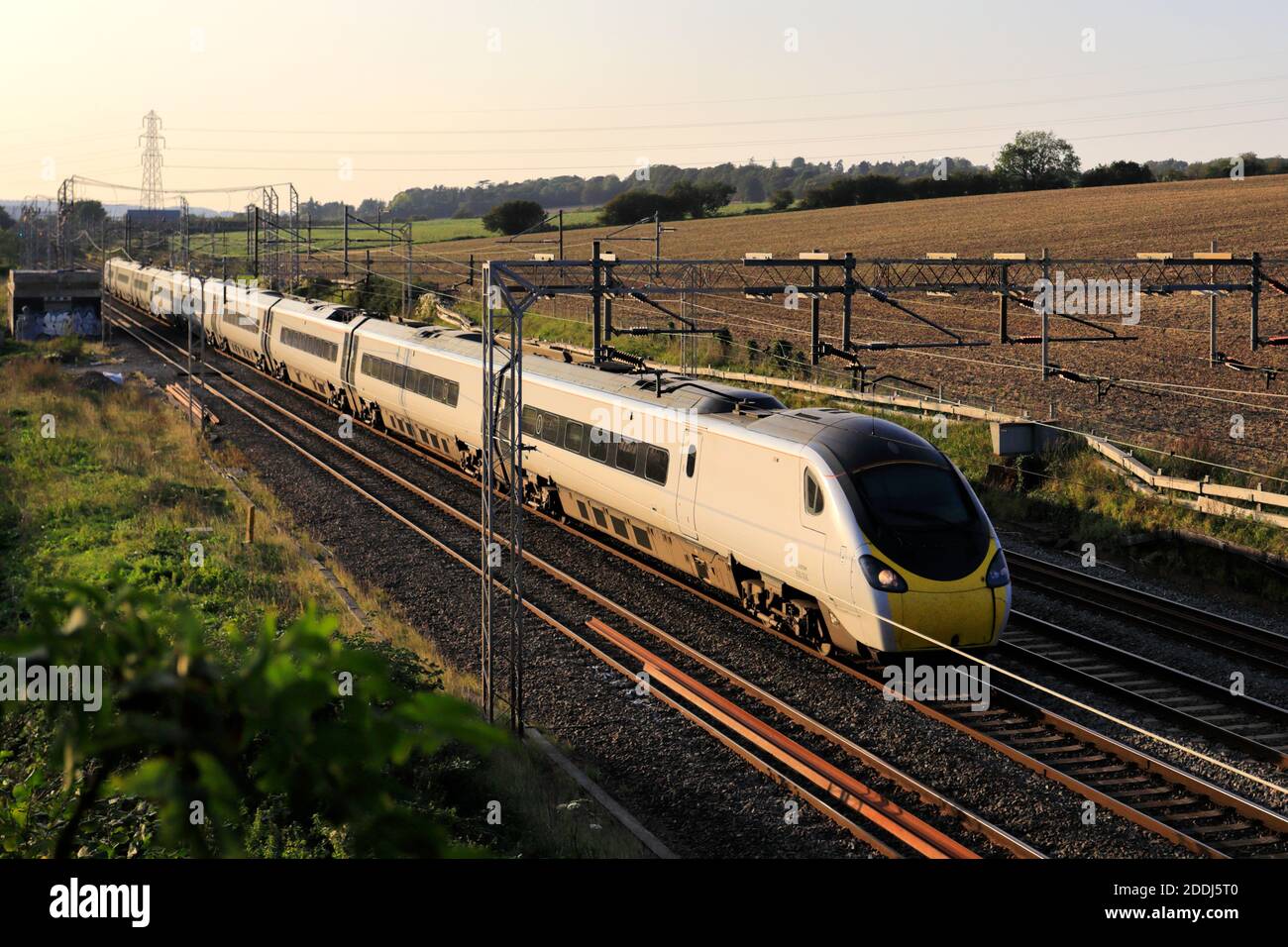 A Pendalino classe 390, Avanti West Coast treno vicino Berkhamsted città, West Coast Main Line, Hertfordshire County, Inghilterra Foto Stock